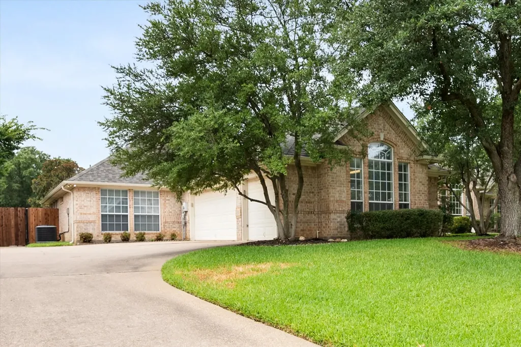 8904 Thornway Drive North Richland Hills TX 76182