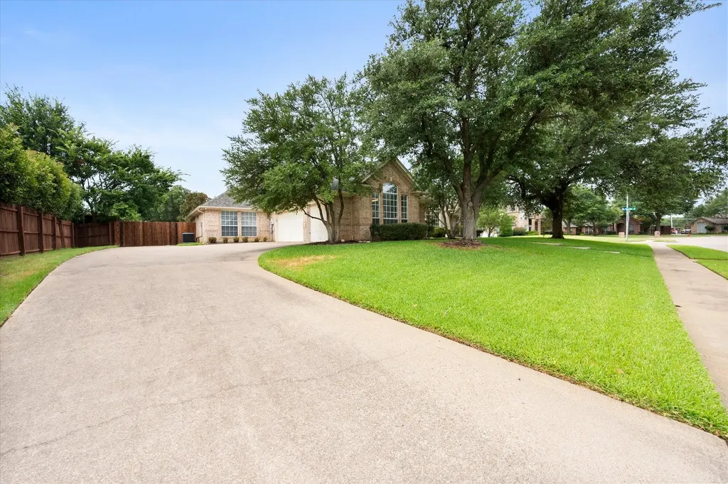 8904 Thornway Drive North Richland Hills TX 76182