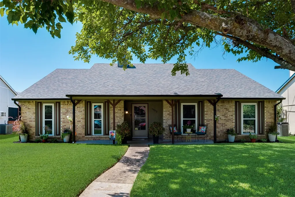 1902 Uvalde Street Mesquite TX 75150