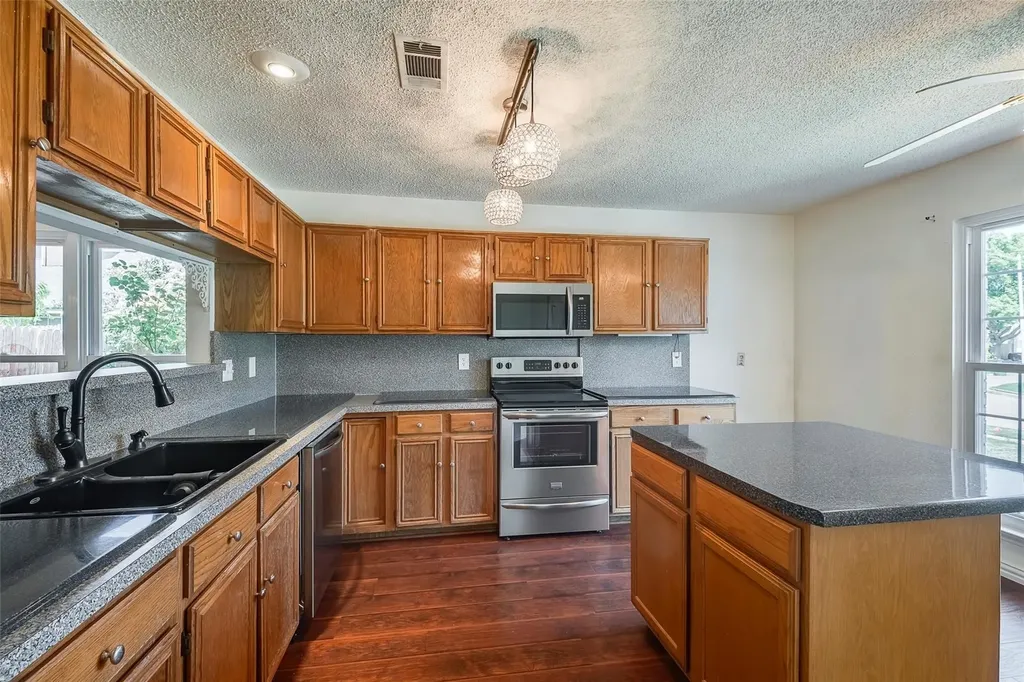 6304 Brookcrest Drive Arlington TX 76018