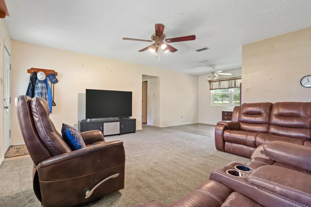 1282 Rs County Road 3325 Emory TX 75440