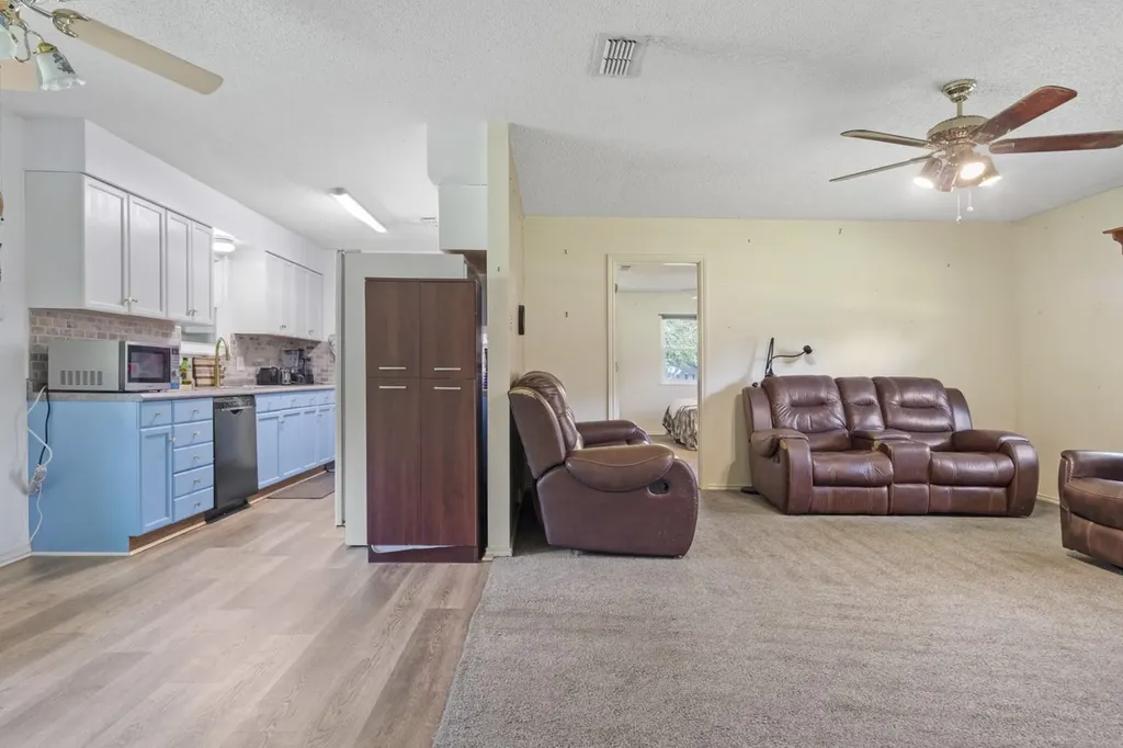 1282 Rs County Road 3325 Emory TX 75440
