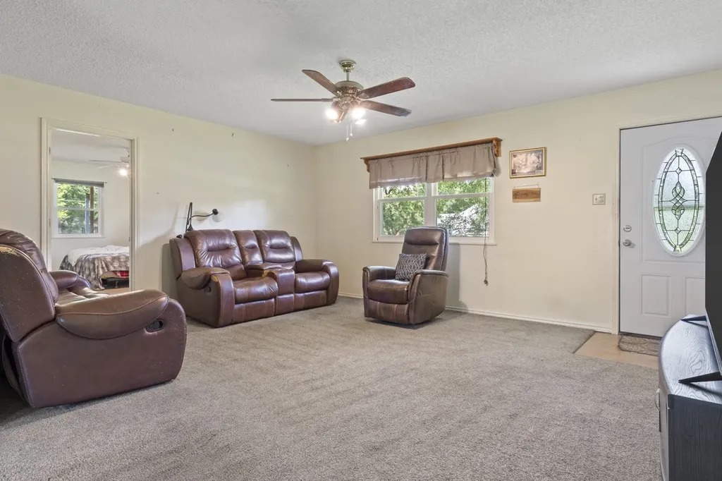 1282 Rs County Road 3325 Emory TX 75440