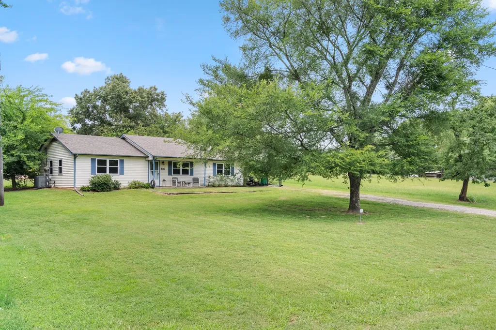 1282 Rs County Road 3325 Emory TX 75440