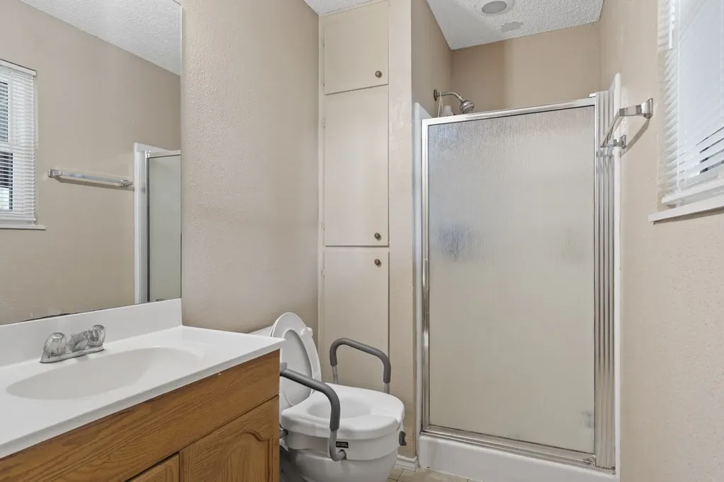 1282 Rs County Road 3325 Emory TX 75440