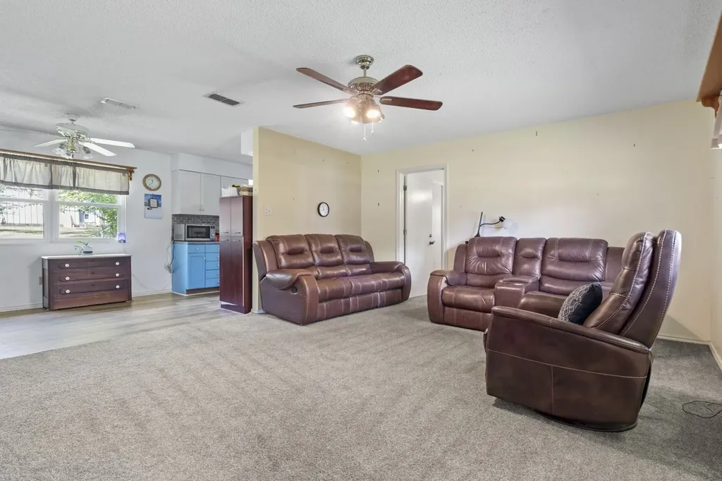 1282 Rs County Road 3325 Emory TX 75440