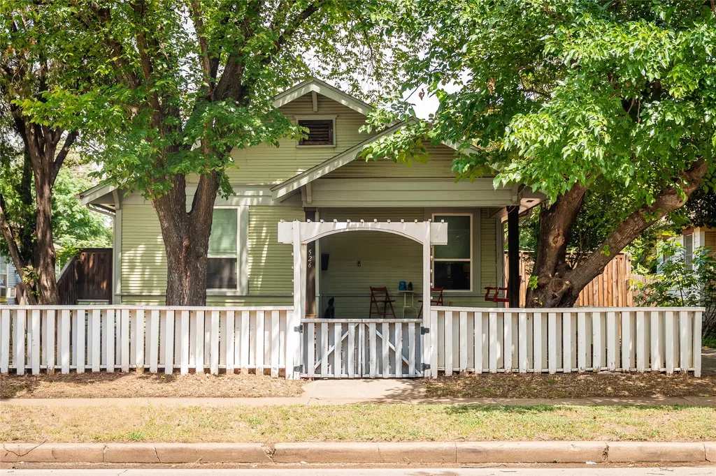 526 S Edgefield Avenue Dallas TX 75208