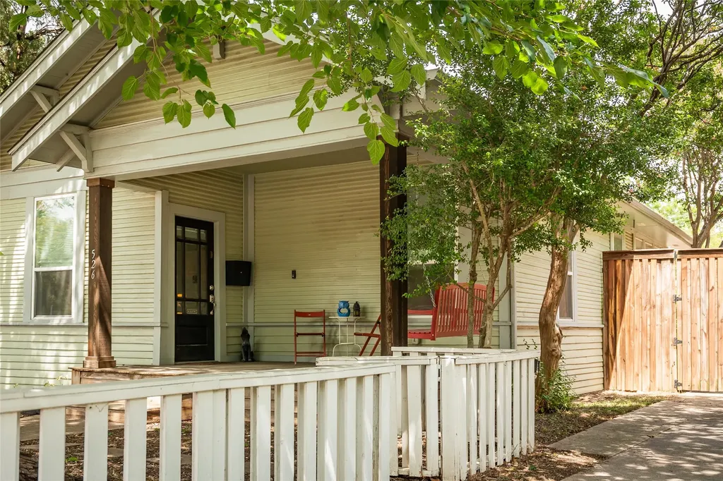 526 S Edgefield Avenue Dallas TX 75208
