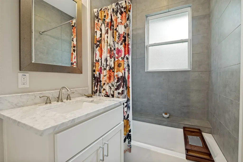 526 S Edgefield Avenue Dallas TX 75208