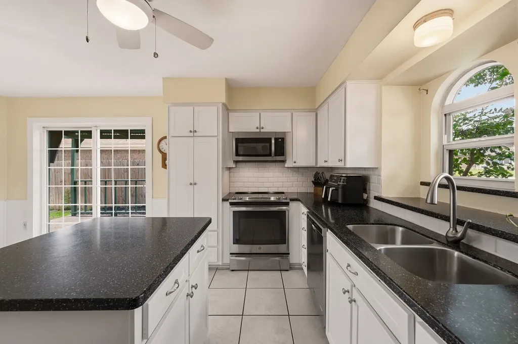5524 Wood View Street North Richland Hills TX 76180