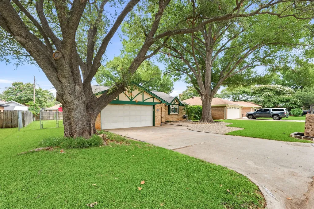 5524 Wood View Street North Richland Hills TX 76180