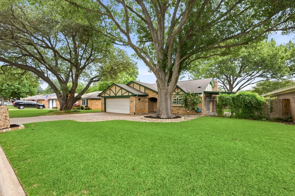 5524 Wood View Street North Richland Hills TX 76180