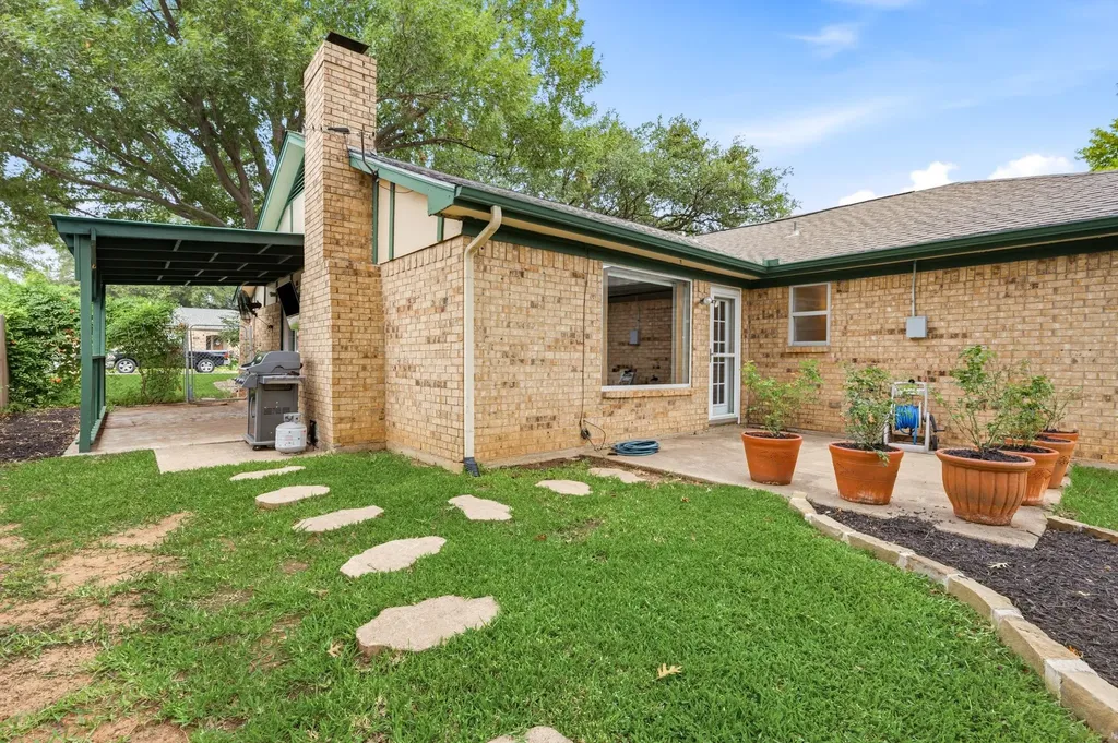 5524 Wood View Street North Richland Hills TX 76180