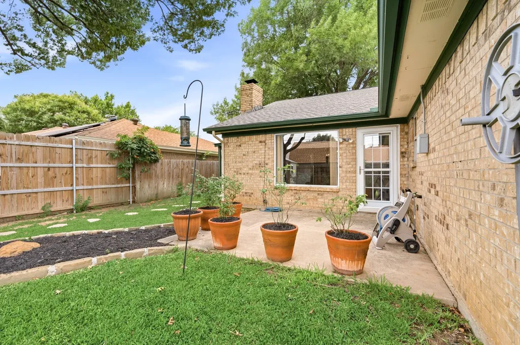 5524 Wood View Street North Richland Hills TX 76180