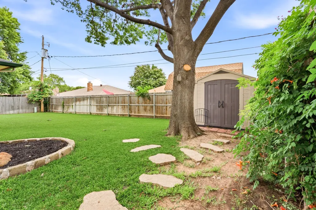 5524 Wood View Street North Richland Hills TX 76180