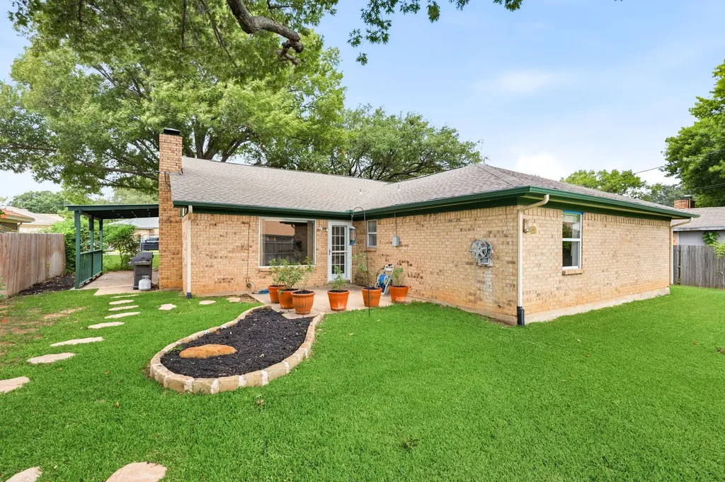5524 Wood View Street North Richland Hills TX 76180