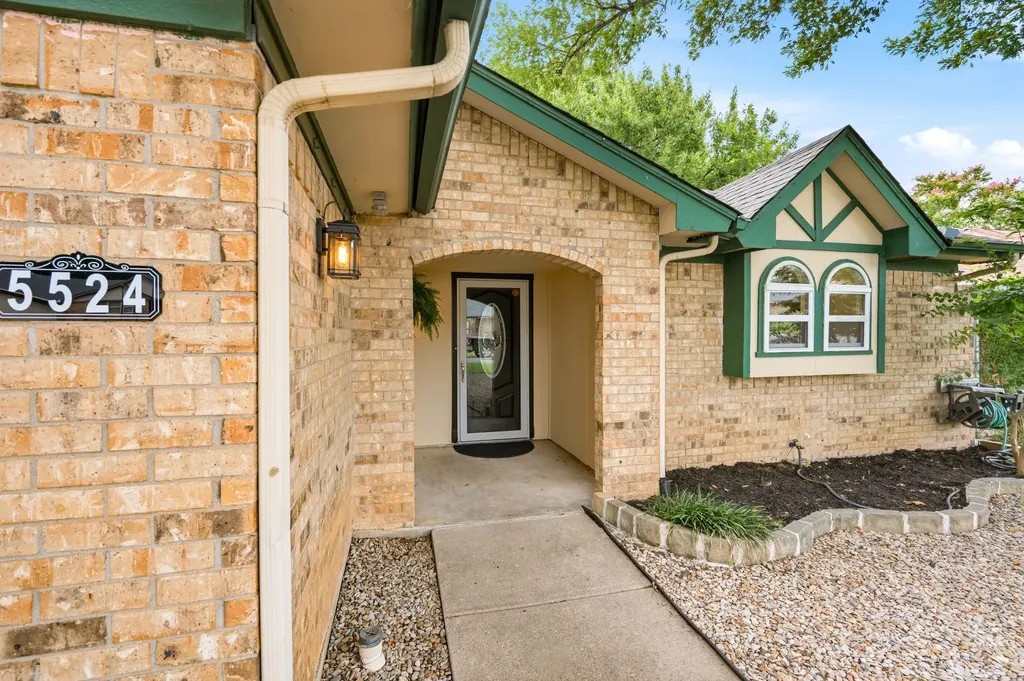 5524 Wood View Street North Richland Hills TX 76180