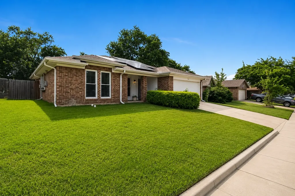 6613 Constitution Drive Watauga TX 76148