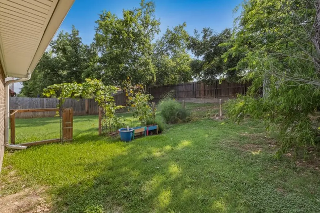 6613 Constitution Drive Watauga TX 76148