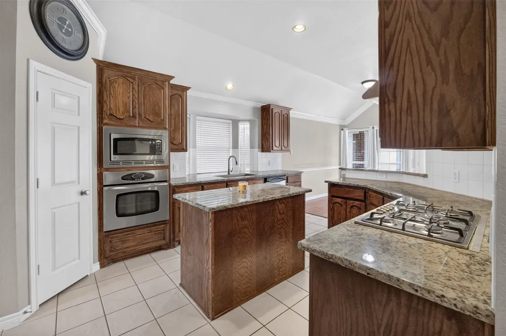 2848 Gillespie Lane Grand Prairie TX 75052