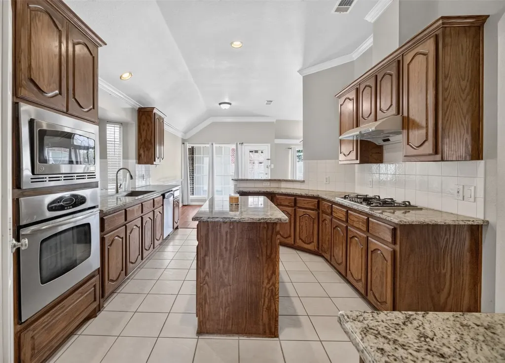 2848 Gillespie Lane Grand Prairie TX 75052