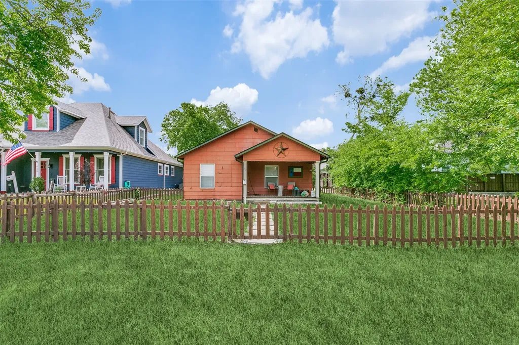 612 E Wall Street Grapevine TX 76051