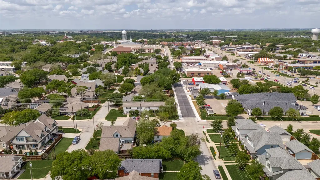 612 E Wall Street Grapevine TX 76051