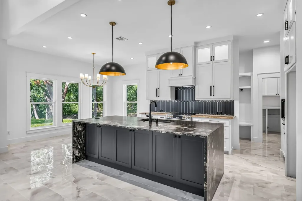 105 Forest Brook Drive Oak Leaf TX 75154