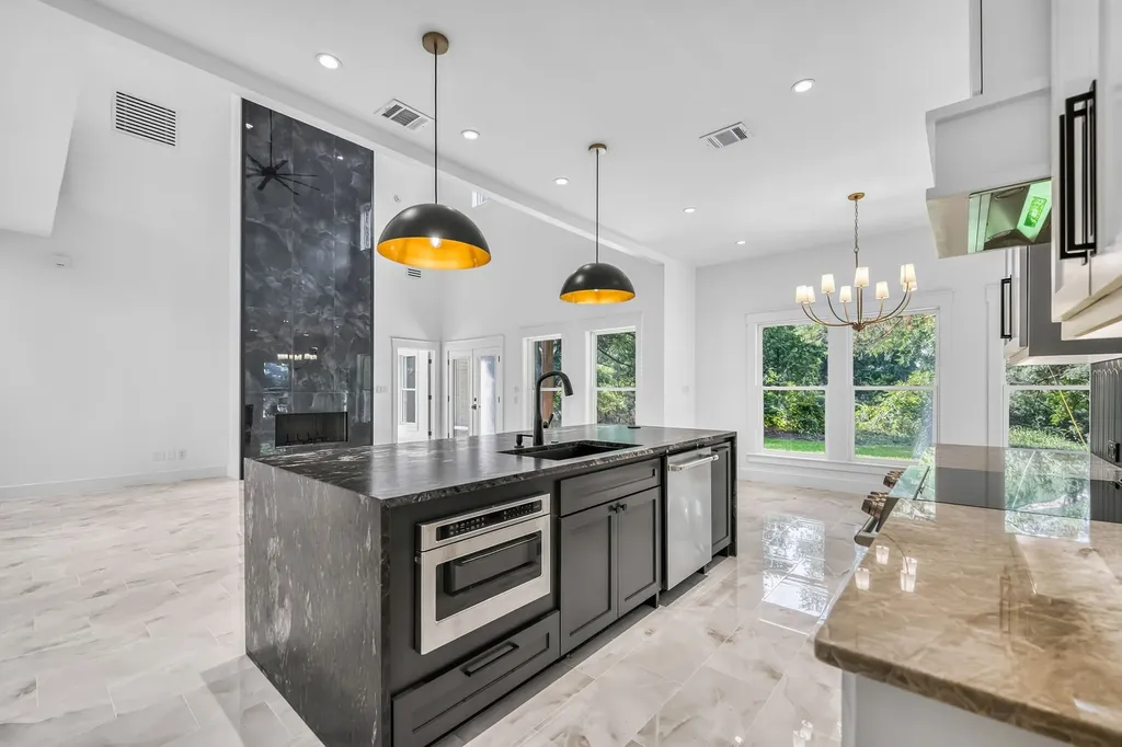 105 Forest Brook Drive Oak Leaf TX 75154