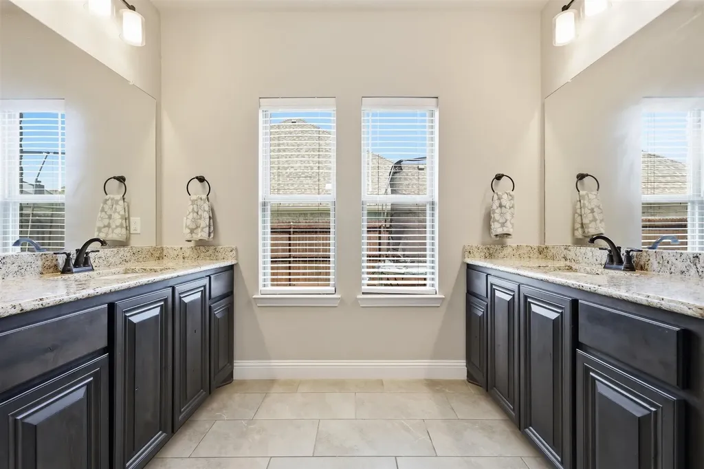 212 Lillian Lane Waxahachie TX 75165