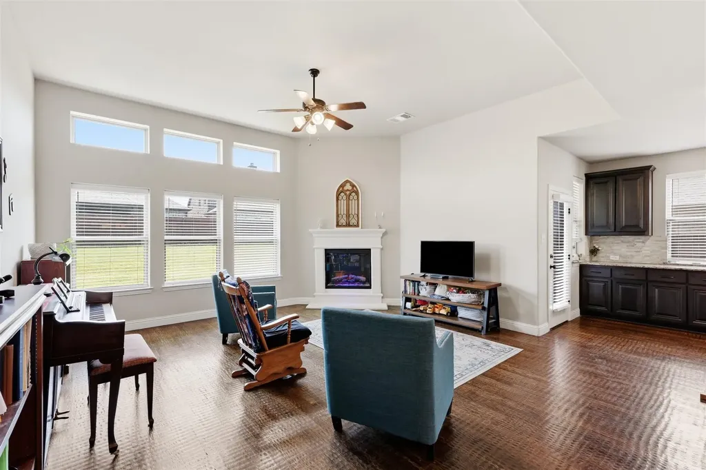 212 Lillian Lane Waxahachie TX 75165