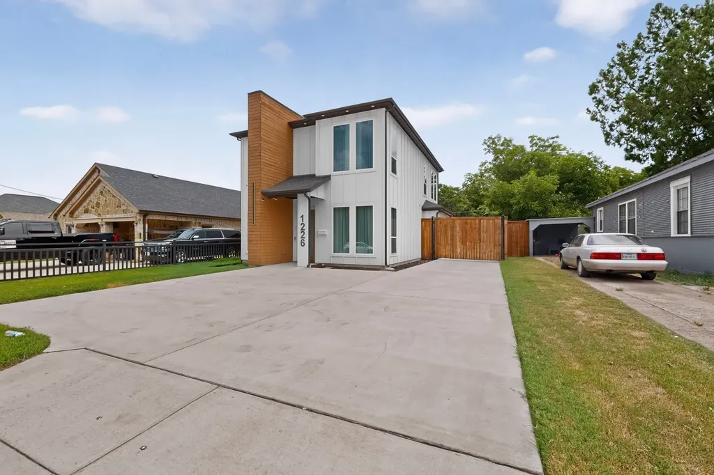 1226 S Ewing Avenue Dallas TX 75216