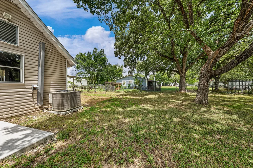 117 N Oak Street Lacy Lakeview TX 76705