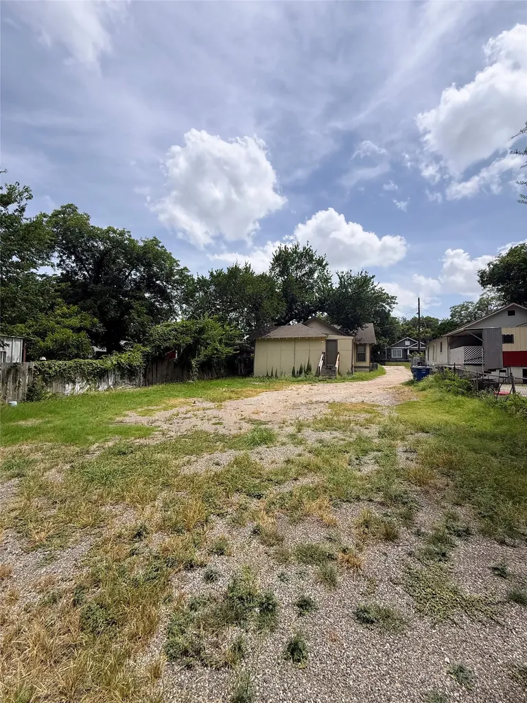 1007 W Clarendon Drive Dallas TX 75208