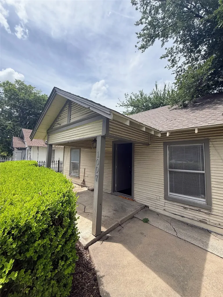 1007 W Clarendon Drive Dallas TX 75208