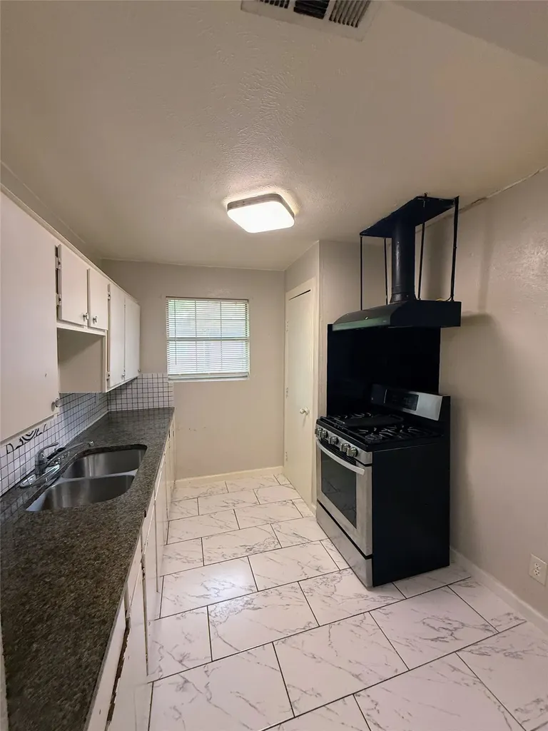 1007 W Clarendon Drive Dallas TX 75208