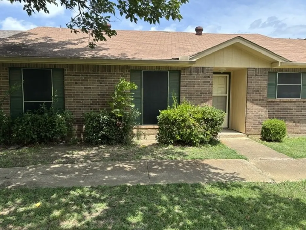 22 E Townhouse Lane Grand Prairie TX 75052