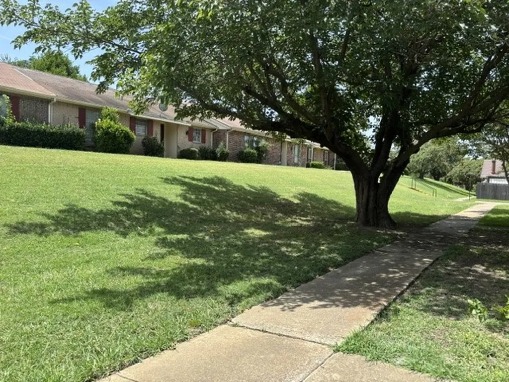 22 E Townhouse Lane Grand Prairie TX 75052