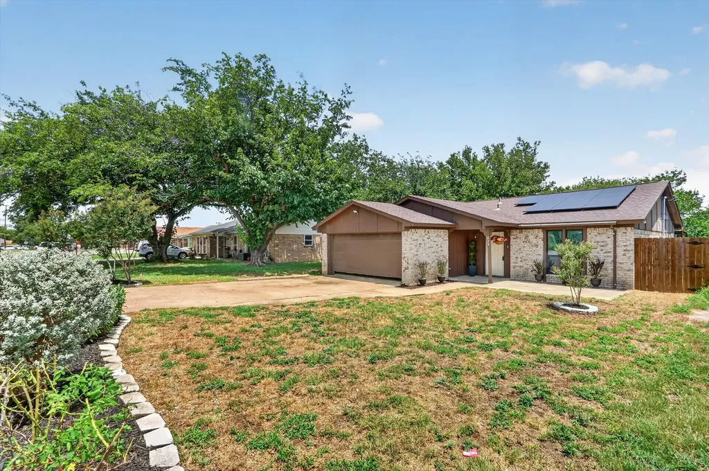 624 Hallvale Drive White Settlement TX 76108