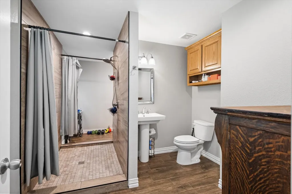 169 Vz County Road 1503 Van TX 75790