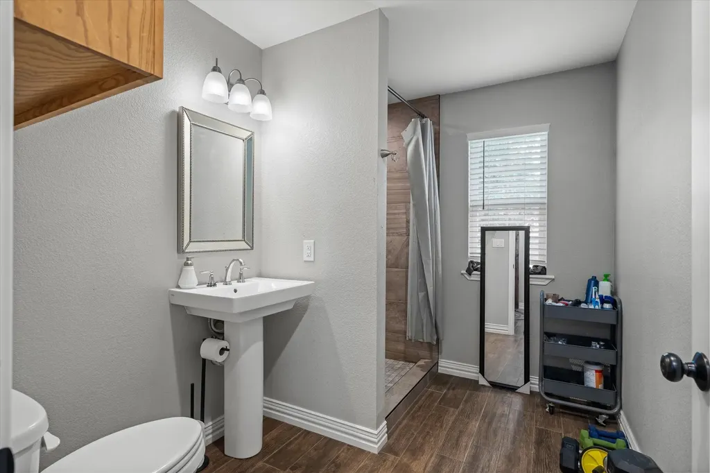 169 Vz County Road 1503 Van TX 75790