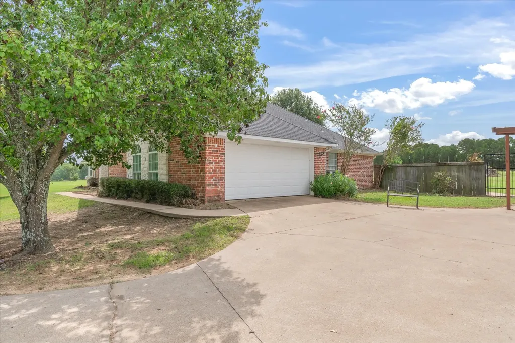 169 Vz County Road 1503 Van TX 75790