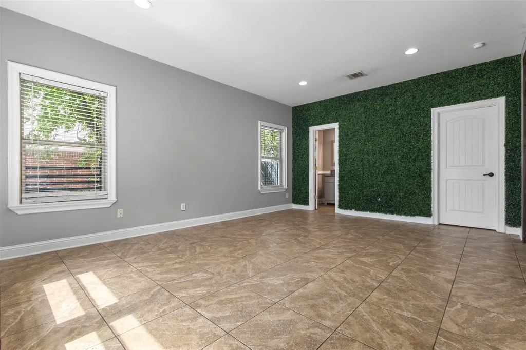 3030 Weisenberger Drive Dallas TX 75212