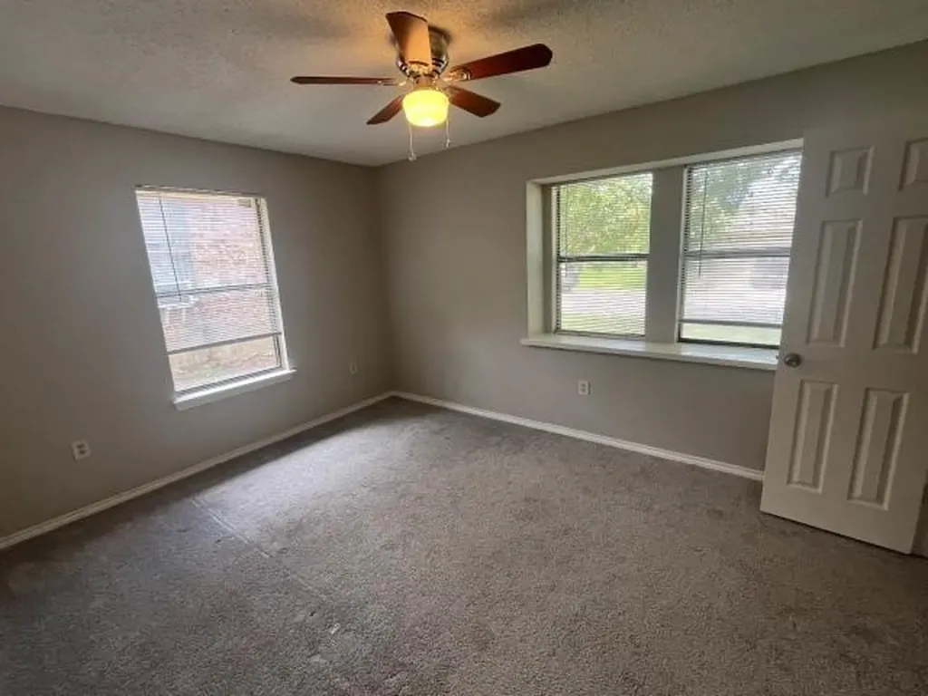 934 Robinwood Drive Arlington TX 76017