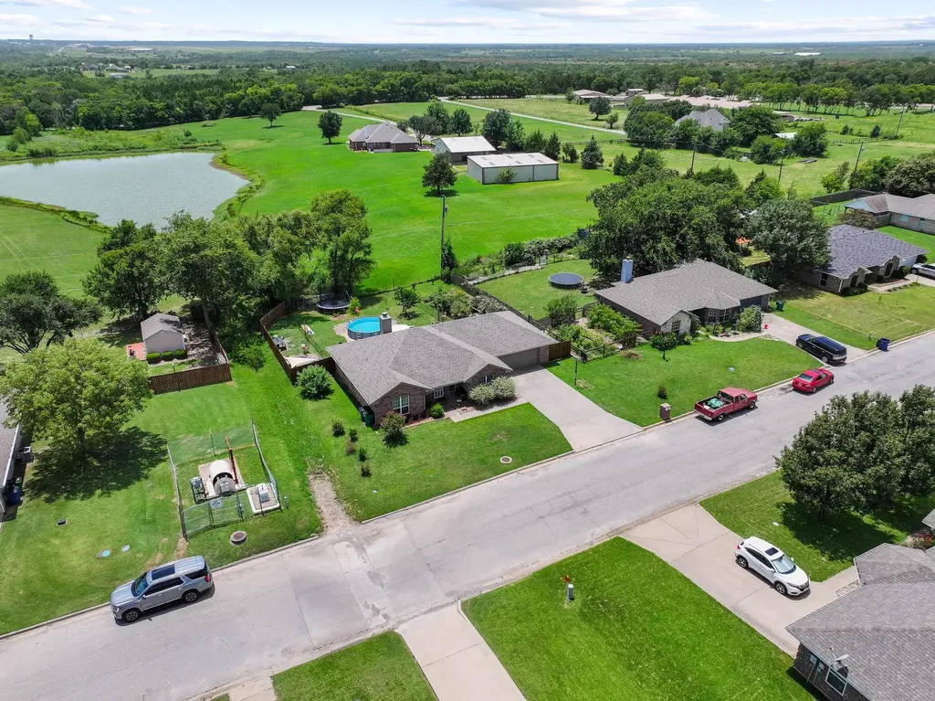 213 Bryant Street Pottsboro TX 75076