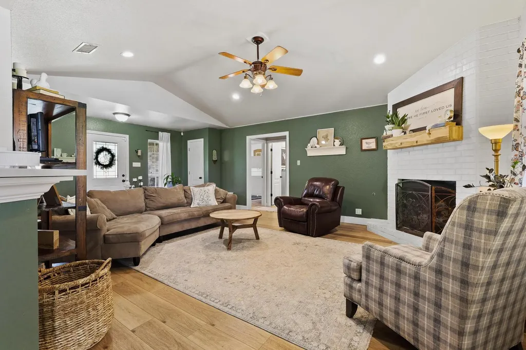 213 Bryant Street Pottsboro TX 75076