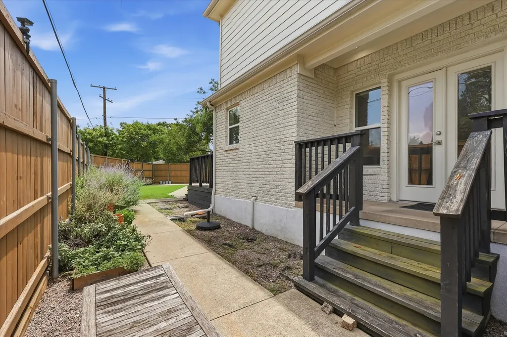 1136 Woodlawn Avenue Dallas TX 75208