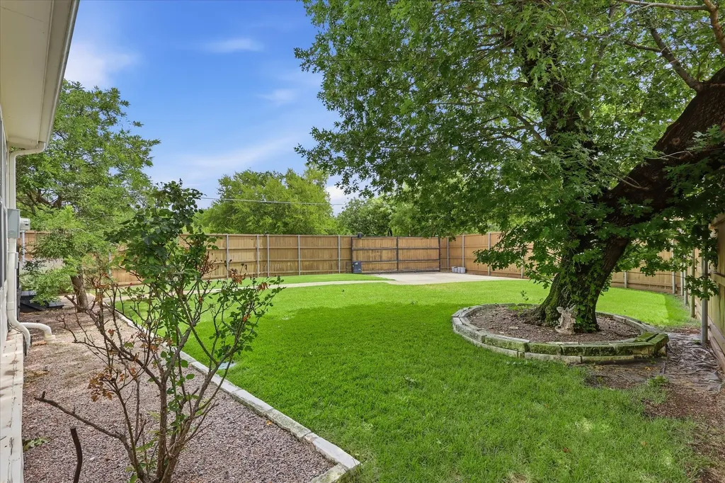 1136 Woodlawn Avenue Dallas TX 75208
