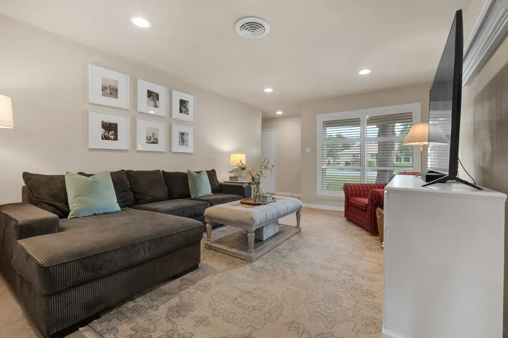 1815 Oates Drive Dallas TX 75228