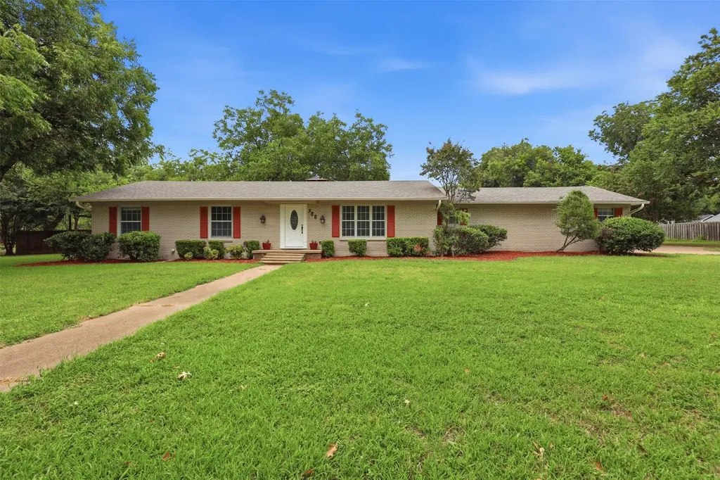 908 W Westhill Drive Cleburne TX 76033
